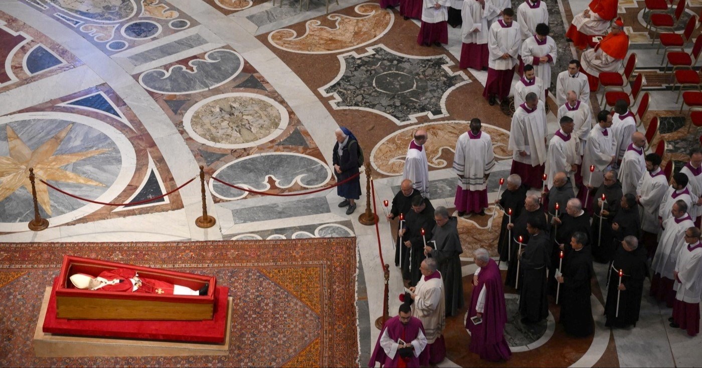 Časna (81) prekršila protokol, prišla lijesu Pape i pomolila se za prijatelja uz suze