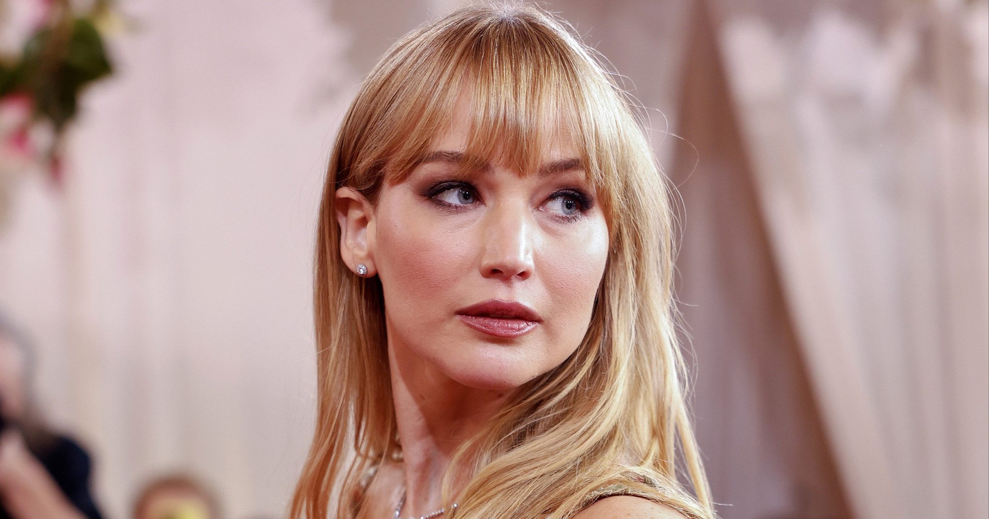 Jennifer Lawrence otkrila zašto često u javnosti nosi maramu: "Nije zbog mode"