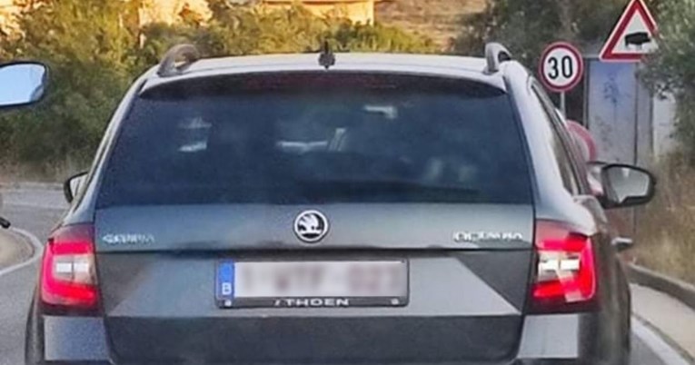 Fotka automobila iz Dalmacije postala hit na Fejsu zbog onoga što piše na njemu