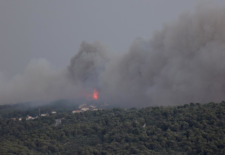 Vatrogasci obuzdali velike požare u Dalmaciji. I dalje gori na Mljetu