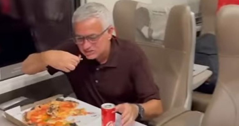 Pizza i Coca Cola. Pogledajte kako Mourinho slavi prvu gostujuću pobjedu u Romi