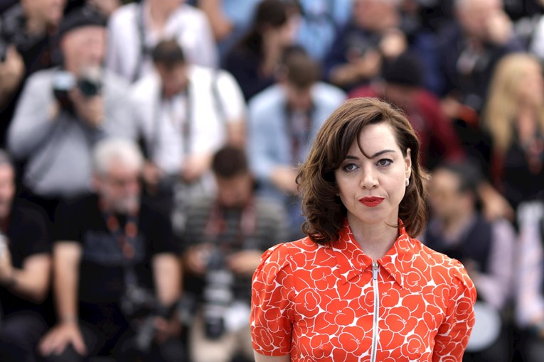 Aubrey Plaza otkazala dolazak na Zlatne globuse nakon tragične smrti supruga