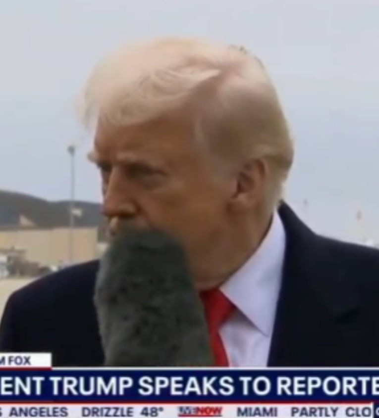 Novinarka udarila Trumpa mikrofonom u lice, njegovu reakciju mnogi komentiraju