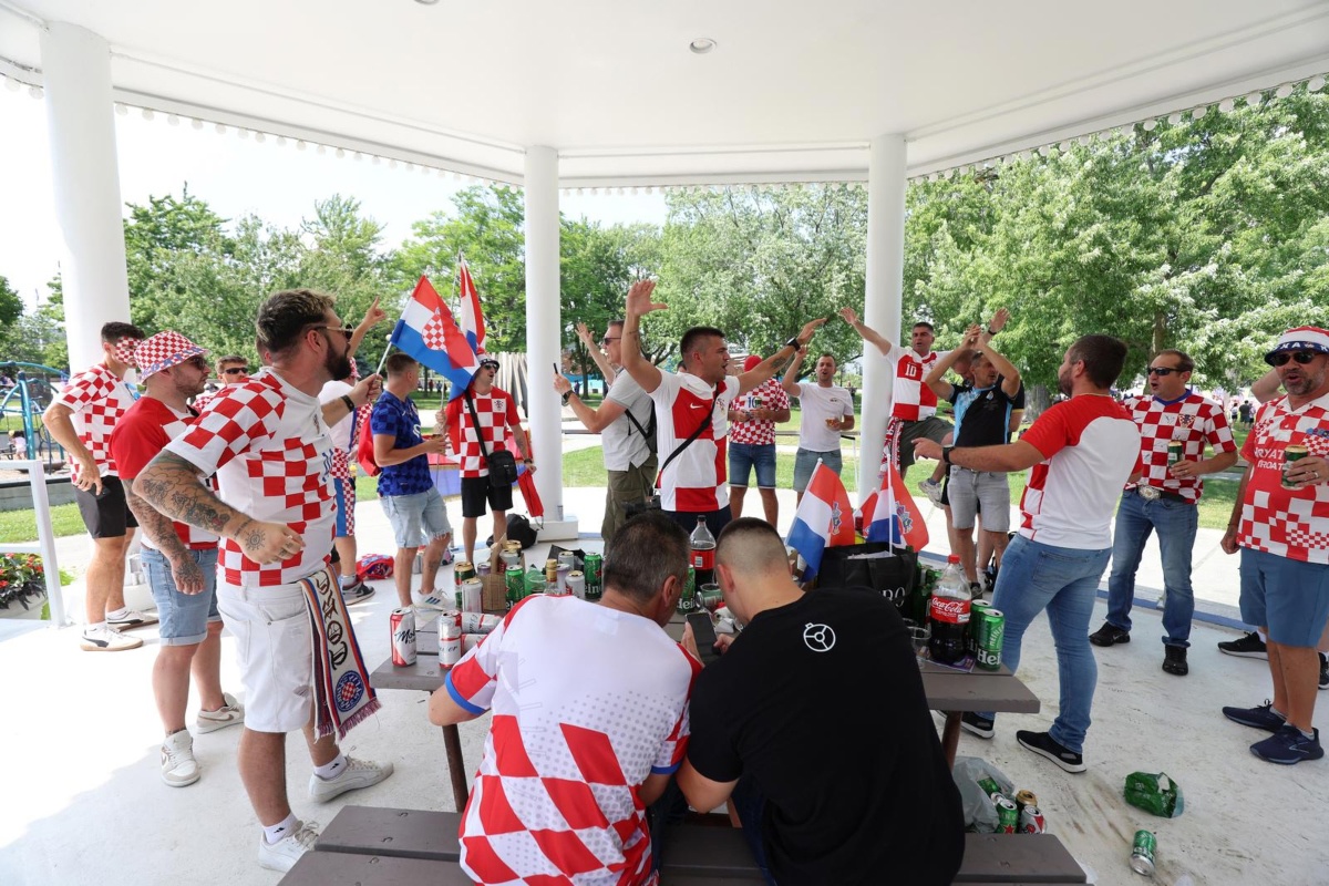 Hrvatski navijači preplavili parkove oko stadiona u Torontu. Atmosfera je sjajna