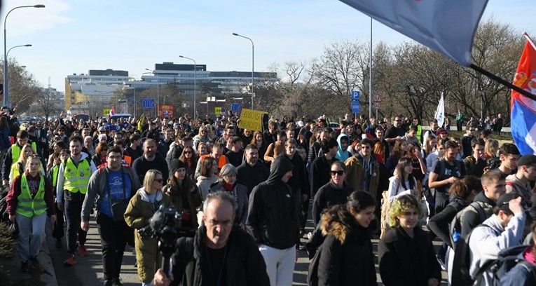 Kolona studenata pješke krenula iz Beograda prema Novom Sadu