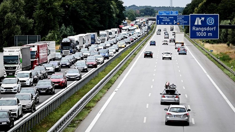 Nijemac pijan vozio 12 kilometara u suprotnom smjeru na autocesti