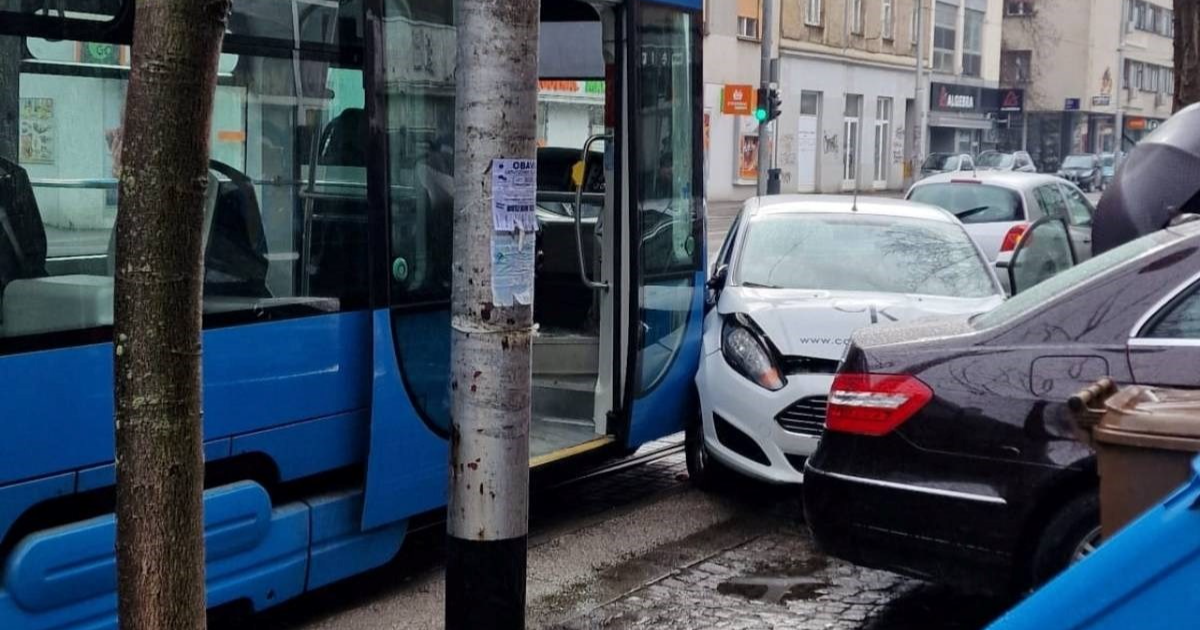 VIDEO Tramvaj udario auto na zagrebačkom Kvatriću, jedna osoba ozlijeđena