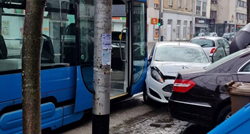 VIDEO Tramvaj udario auto na zagrebačkom Kvatriću, jedna osoba ozlijeđena