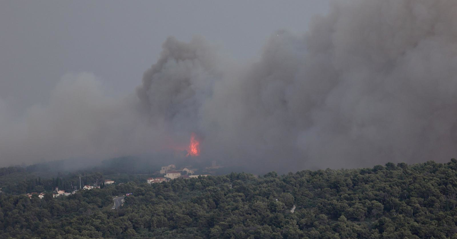 Vatrogasci obuzdali velike požare u Dalmaciji. I dalje gori na Mljetu