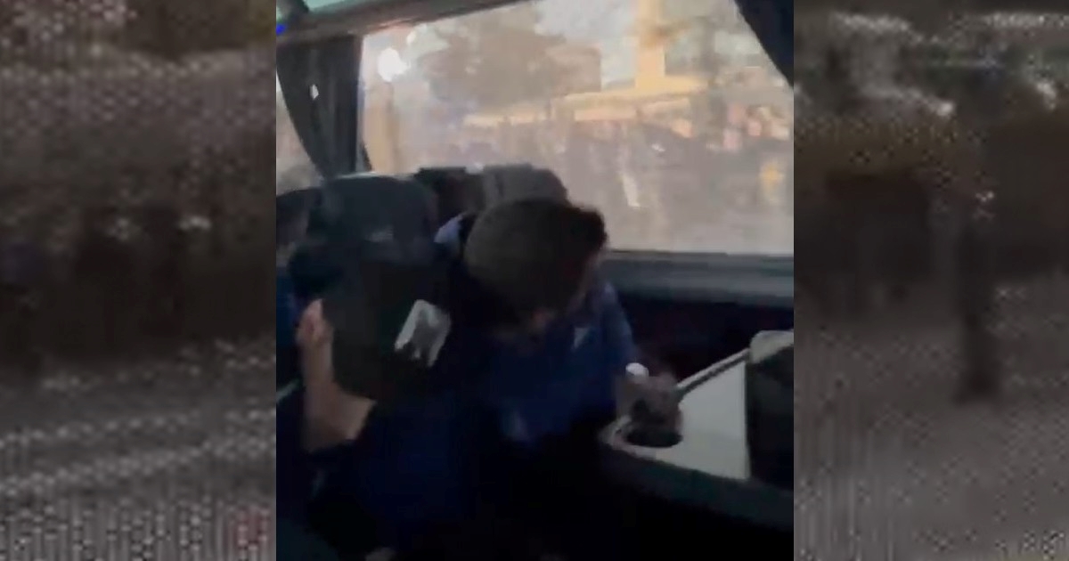 Pojavila se snimka iz Dinamovog busa tijekom kamenovanja. Pogledajte je