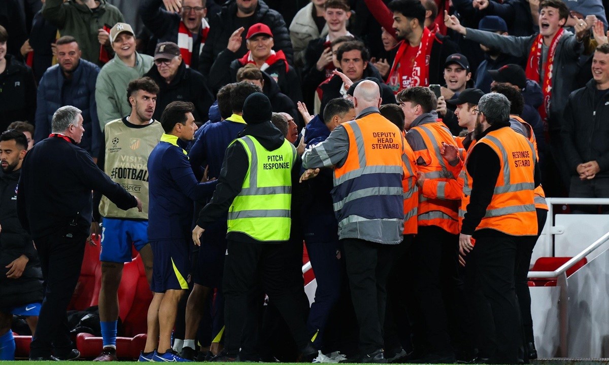 VIDEO Simeone poludio i krenuo u obračun s navijačem. Uletjeli su zaštitari
