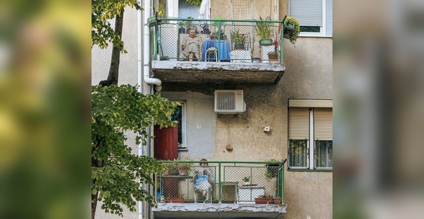 Fotka dana: Dvije bakice u Zagrebu, balkon ispod balkona, krate ljeto čitajući
