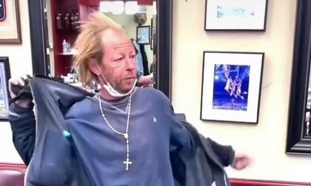 Beskućnik izgleda neprepoznatljivo nakon što je dobio besplatno šišanje, video je hit