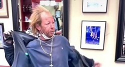 Beskućnik izgleda neprepoznatljivo nakon što je dobio besplatno šišanje, video je hit