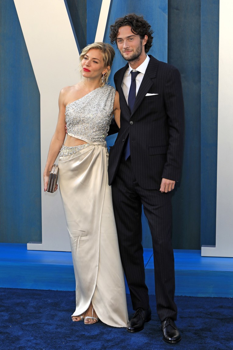 Sienna Miller (44) i Oli Green (29) su zaručeni