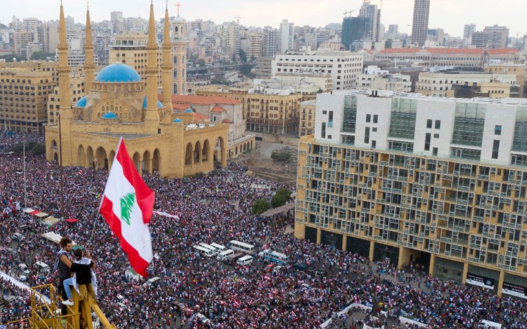Libanoncima su pokušali uvesti porez na WhatsApp. Masovno su izašli na ulice