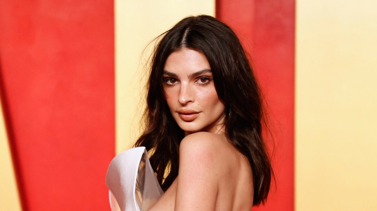 Emily Ratajkowski slučajno pokazala više nego što je planirala u odvažnoj haljini