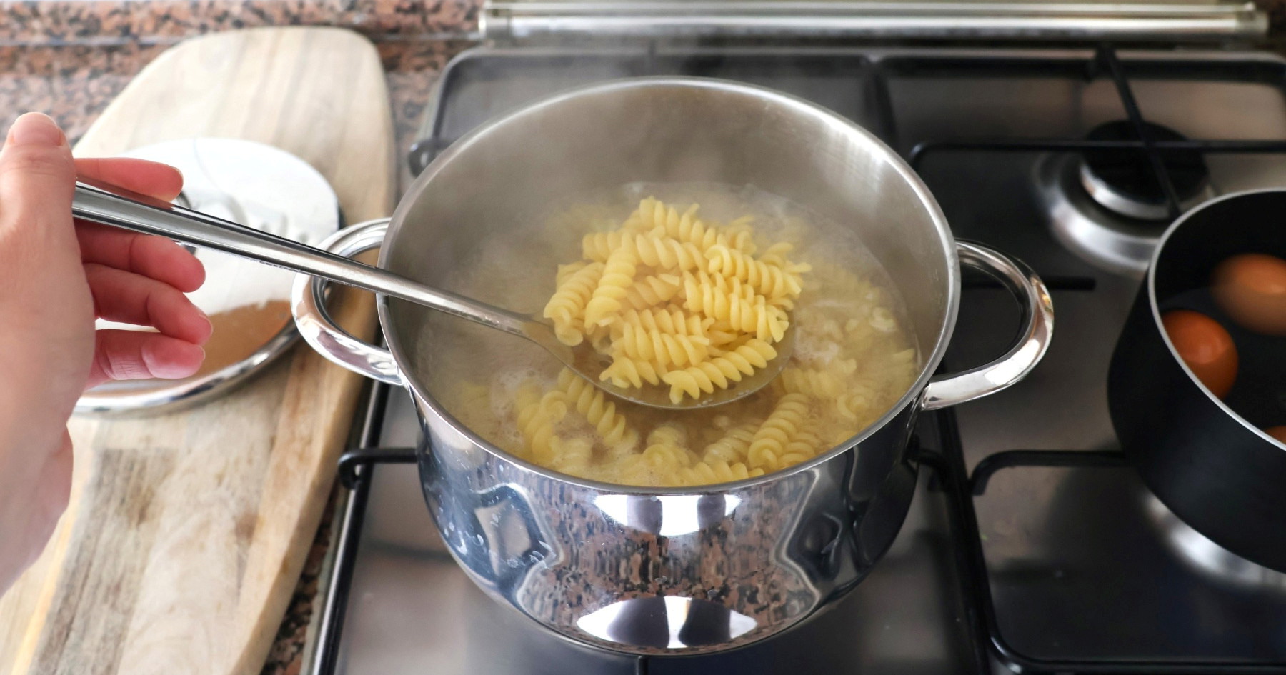 Ne bacajte vodu od kuhanja tjestenine. Odlična je za umake, ali i za vaše biljke