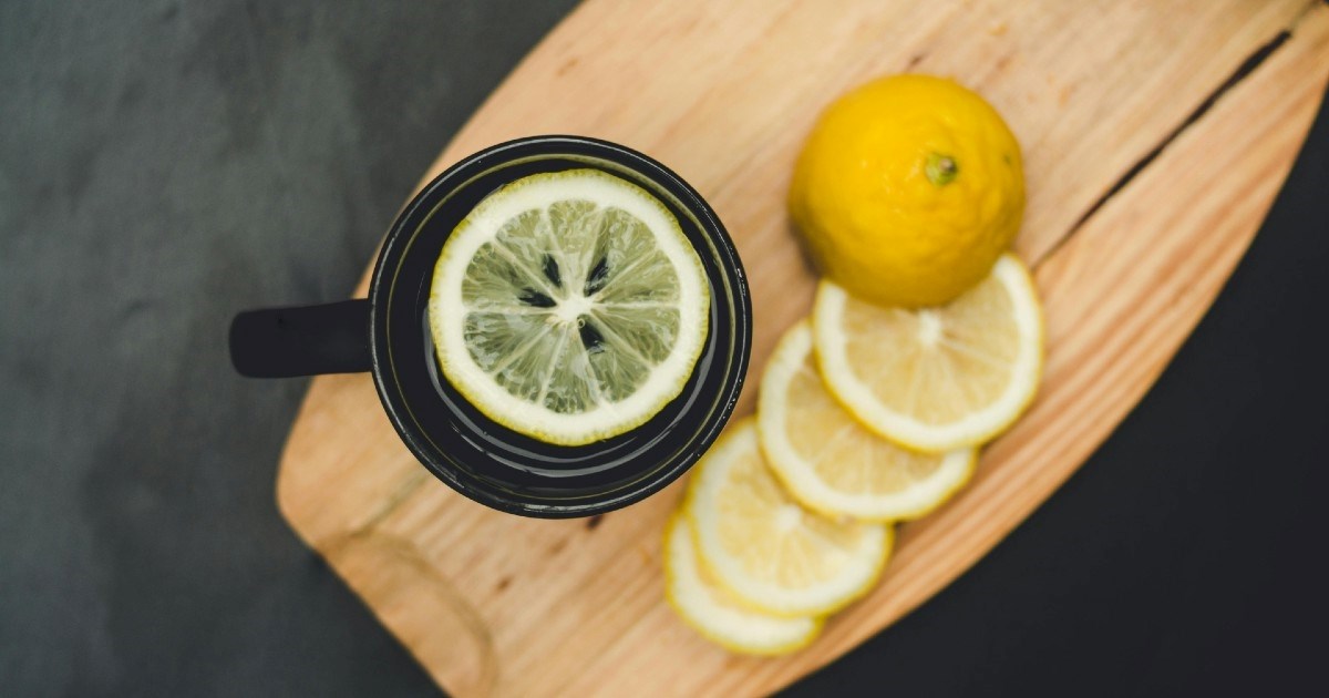 Zeleni čaj ili voda s limunom: Što je bolje piti za probavu?