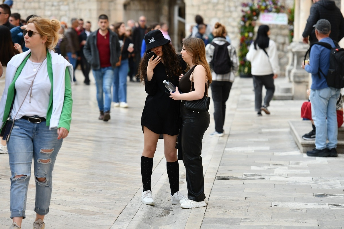 Stradun je ove nedjelje bio prepun. Građani i turisti prošetali starom jezgrom