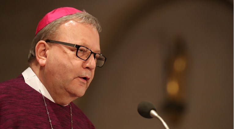 Njemački biskup štitio svećenika pedofila, dao mu da radi s mladima. Sad dao ostavku