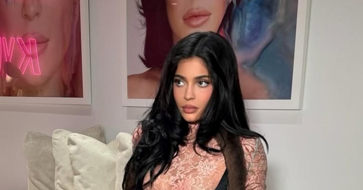 Uredska moda na Kylie Jenner način - više čipke, manje odjeće