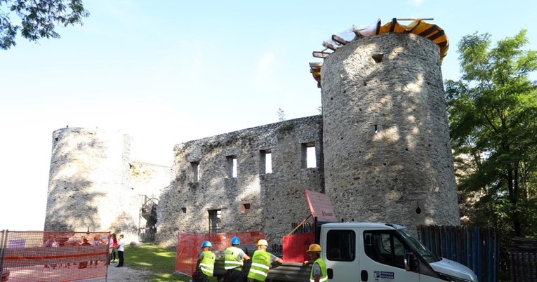Mladić opuškom zapalio krov na kuli u Novigradu na Dobri. Danas je započela obnova