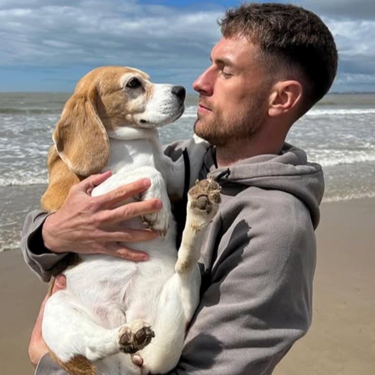 Bivši Arsenalov as ostavio psa na čuvanje, a on nestao. Napustio je klub i državu