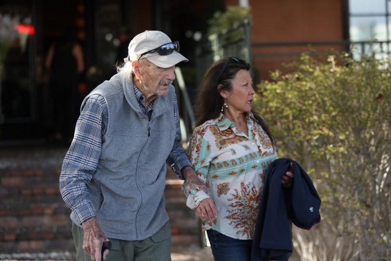 Gene Hackman (94) sa suprugom Betsy (62) snimljen u javnosti prvi put nakon 20 godina