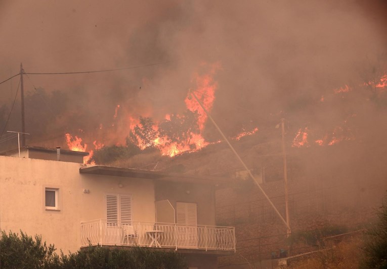 Stanovnici u Dalmaciji pričaju o piromanu na motoru koji podmeće požare
