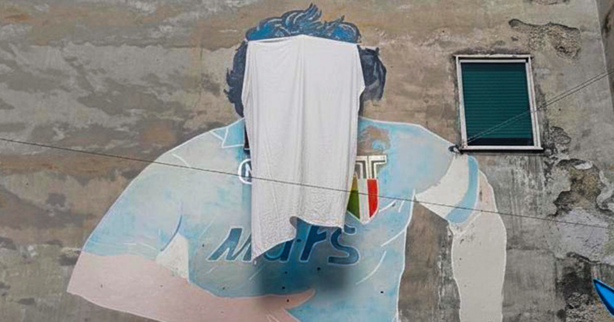 Prekriven Maradonin mural u Napulju. Vlasnici suvenirnica prosvjeduju protiv policije