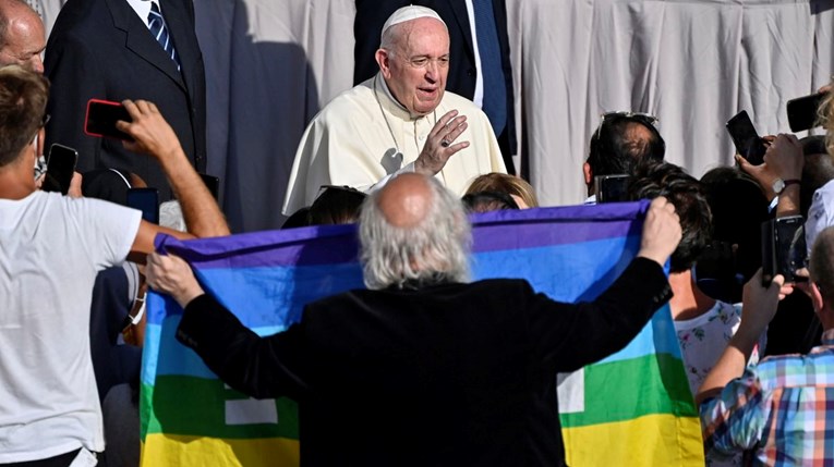 Papa Franjo poručio roditeljima LGBT djece: Bog voli vašu djecu takvu kakva jesu