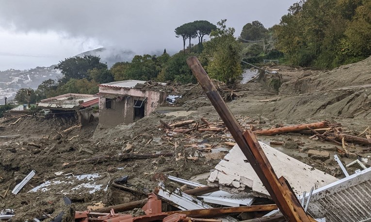 FOTO I VIDEO Odron u Italiji zatrpao zgrade i automobile, 13 nestalih
