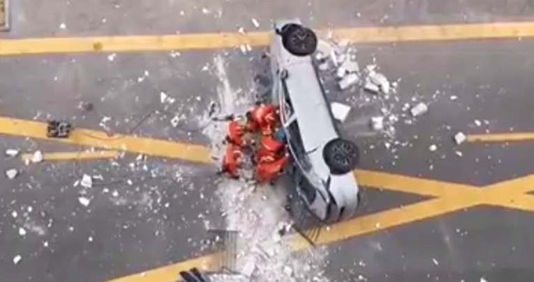 VIDEO Električni auto pao s trećeg kata zgrade, oba testna vozača poginula