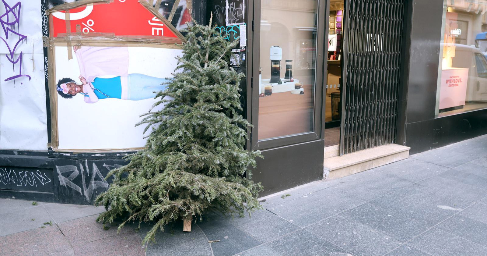 Skoro je dočekala Uskrs: Netko u Zagrebu tek sad izbacio božićnu jelku