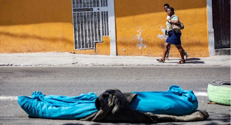 Spaljeni leševi na ulicama, ljudi bježe iz domova. Stanje na Haitiju je sve gore