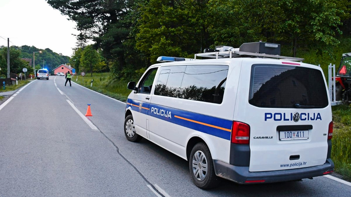 Pijan se Opelom zabio u betonski zid kod Gline. Trogodišnje dijete ozlijeđeno