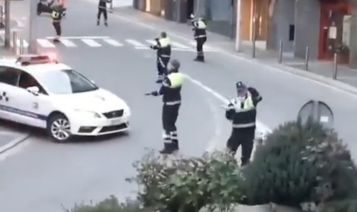 Policajci na ulici zapjevali Baby Shark da zabave građane u izolaciji, snimka je hit