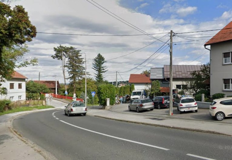 Mladić (21) sletio s ceste i udario u stup u Oroslavju. Ostao prikliješten u autu