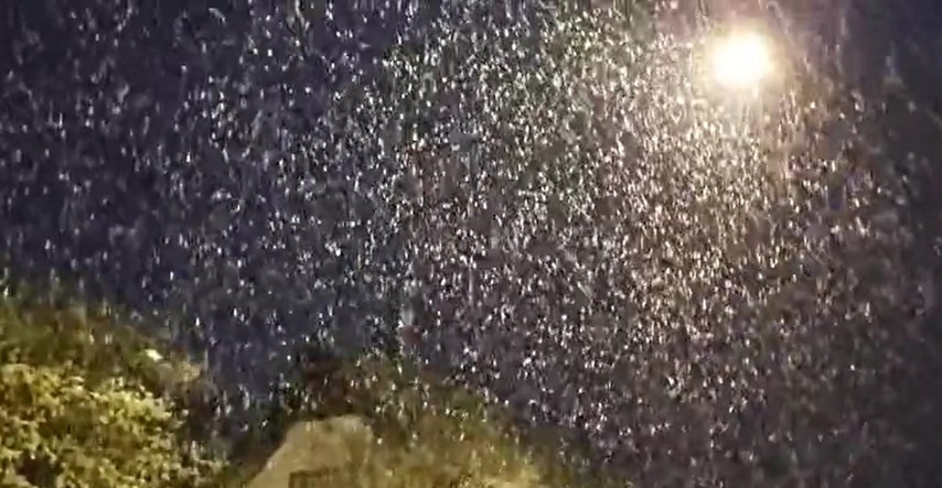 VIDEO Kod Čabra pada jak snijeg, u gorju moguće 20-30 cm. Munja zapalila kuću u Istri