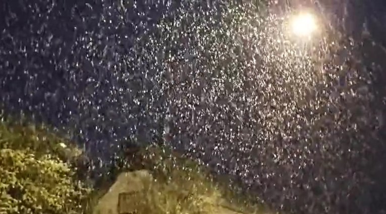 VIDEO U gorju pada jak snijeg, moguće i 20-30 cm. Munja zapalila kuću u Istri