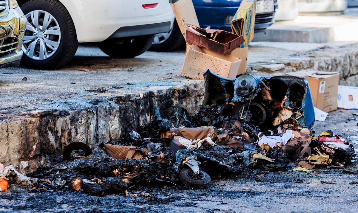 U Splitu se zapalio kontejner, oštećena dva auta