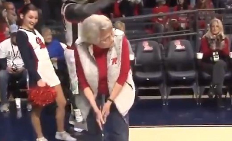 VIDEO 84-godišnja baka ukrala show na utakmici, pogodila "čudo" i osvojila auto