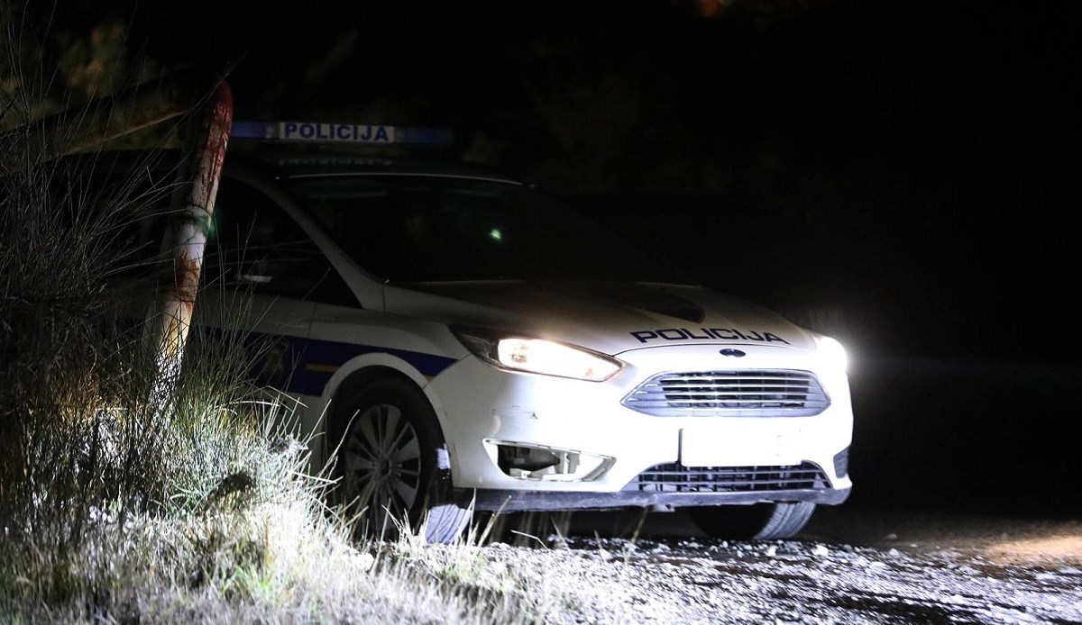 Nestali muškarac u Sinju pokušao pregaziti policajce automobilom, pucali su