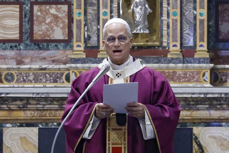 Papa poručio svećenicima: Ne koristite AI za pisanje propovijedi