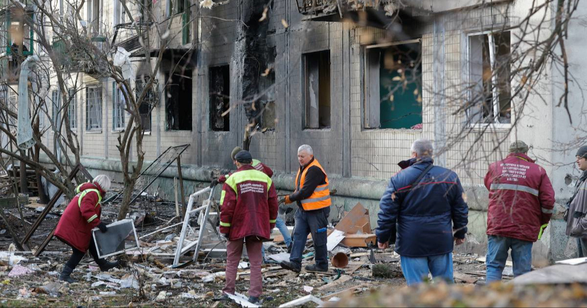 Rusija lansirala 470 dronova na Ukrajinu: Pogođena zgtrada gori, 10 mrtvih