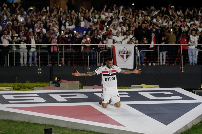 Dani Alves izazvao ludnicu pobjedničkim golom u debiju za Sao Paulo