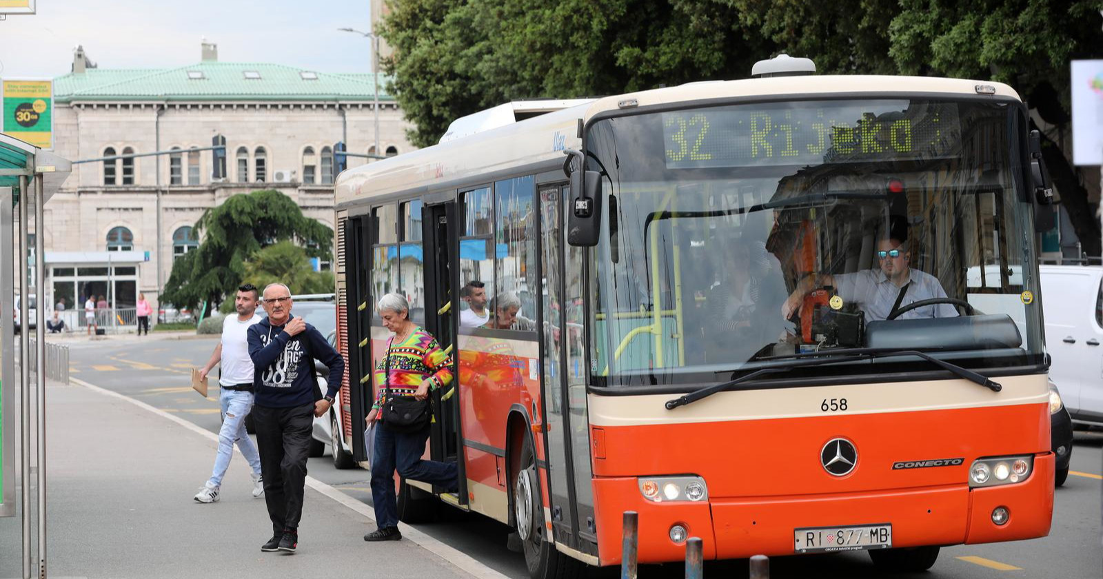 Riječka policija traži crveni Clio zbog nesreće s autobusom