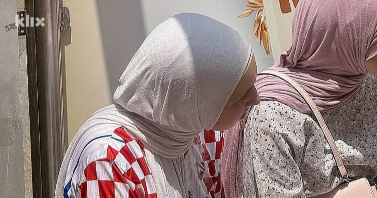 Fotka dana: Djevojka s hidžabom u Sarajevu u dresu hrvatske reprezentacije