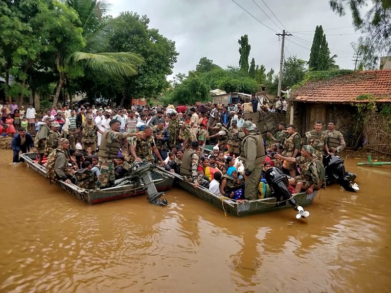 Poplave u Indiji odnijele desetke života, stotine tisuća ljudi evakuirane
